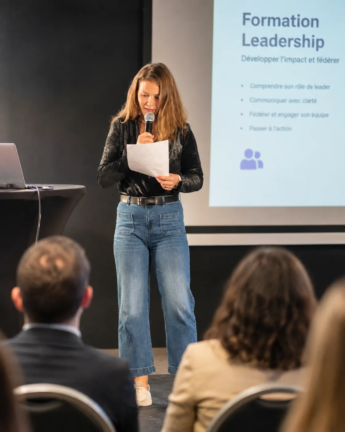 Claire-Sophie animant une session de formation IA devant un public.
